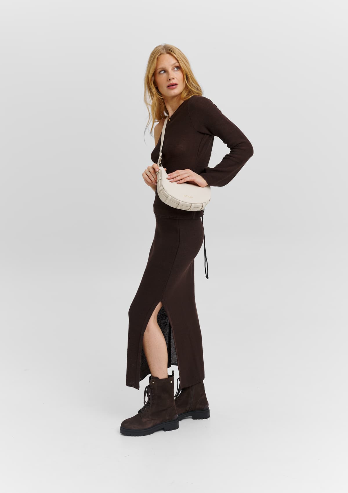 Tragebild mit Model auf neutralem Hintergrund des Produktes Lifetime Sister S in der Farbe Crema in der Größe S