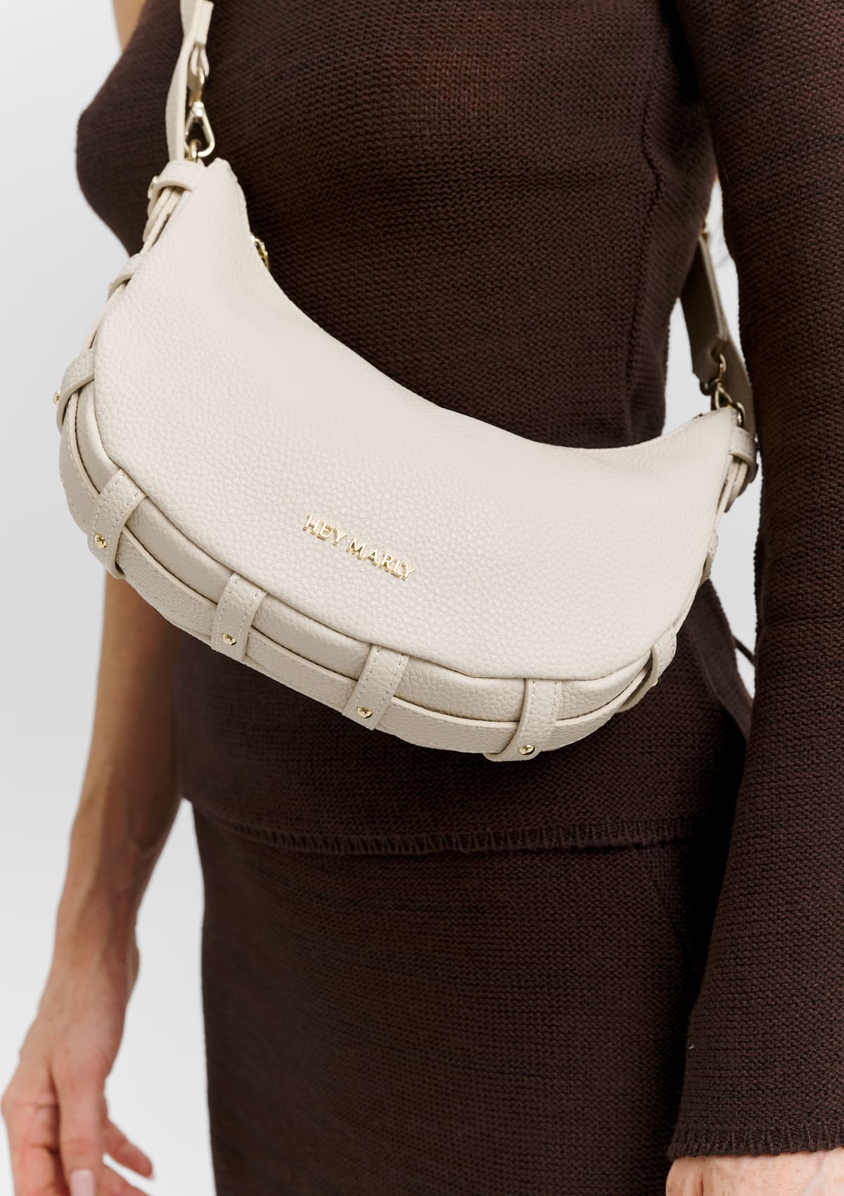 Tragebild mit Model auf neutralem Hintergrund des Produktes Lifetime Sister S in der Farbe Crema in der Größe S