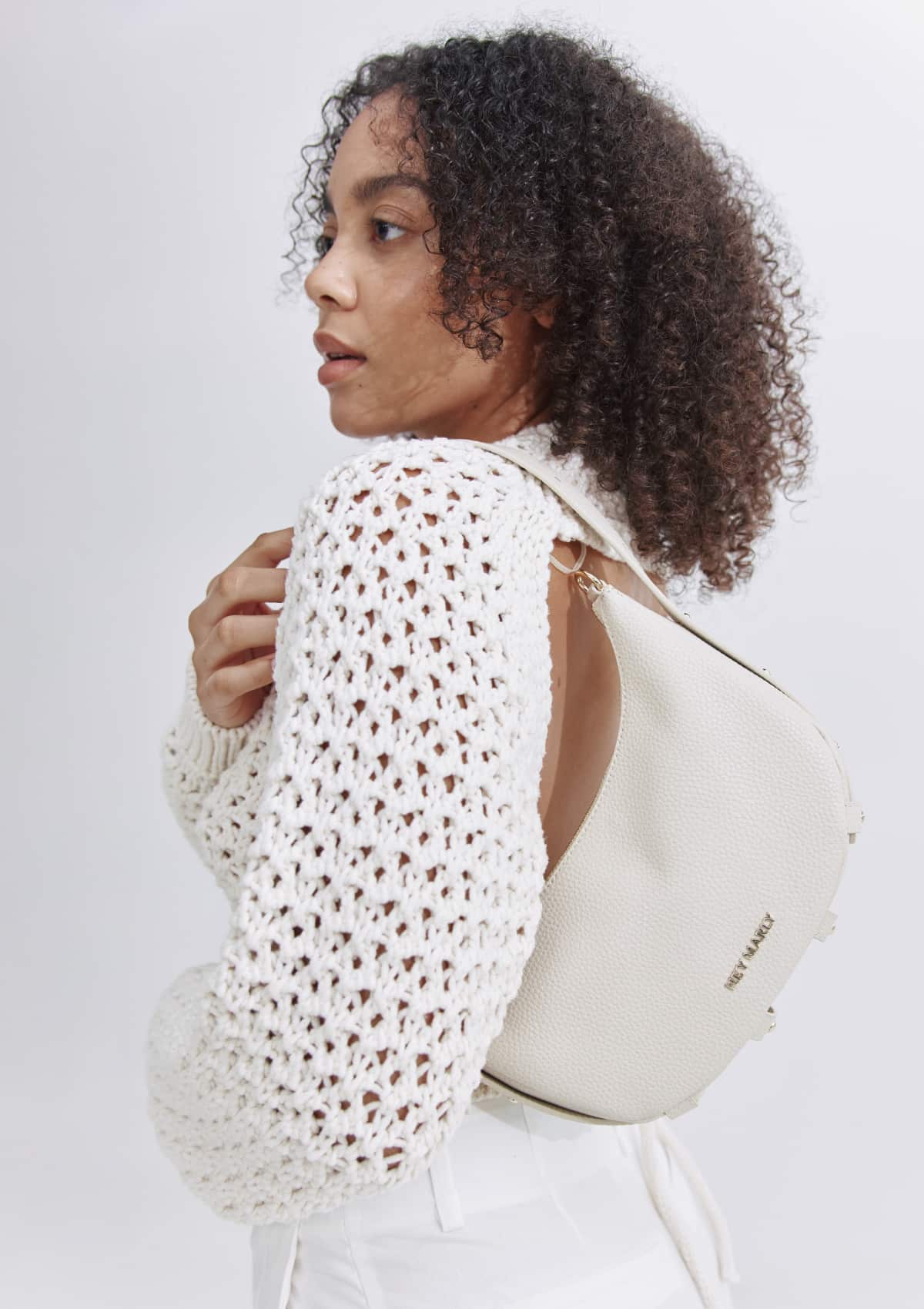 Tragebild mit Model auf neutralem Hintergrund des Produktes Lifetime Sister S in der Farbe Crema in der Größe S