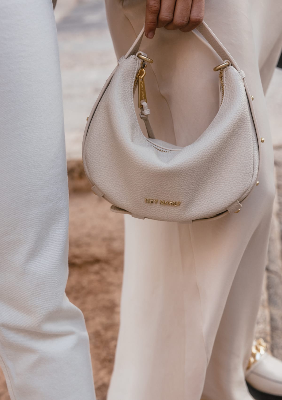 Tragebild mit Model auf neutralem Hintergrund des Produktes Lifetime Sister S in der Farbe Crema in der Größe S