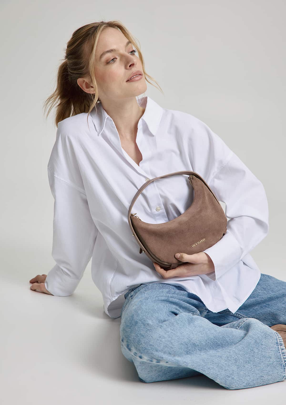Tragebild mit Model auf neutralem Hintergrund des Produktes Lifetime Sister Suede S in der Farbe Mocha in der Größe S