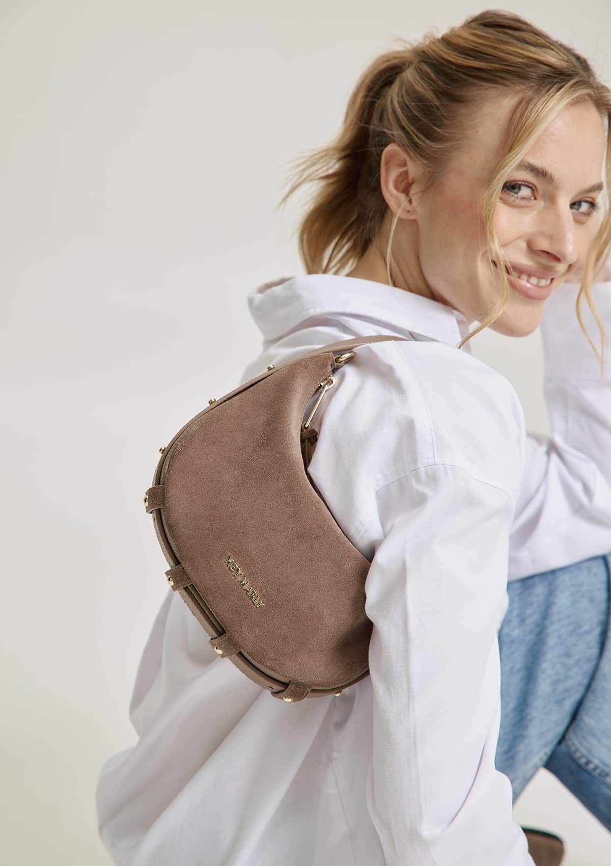 Tragebild mit Model auf neutralem Hintergrund des Produktes Lifetime Sister Suede S in der Farbe Mocha in der Größe S