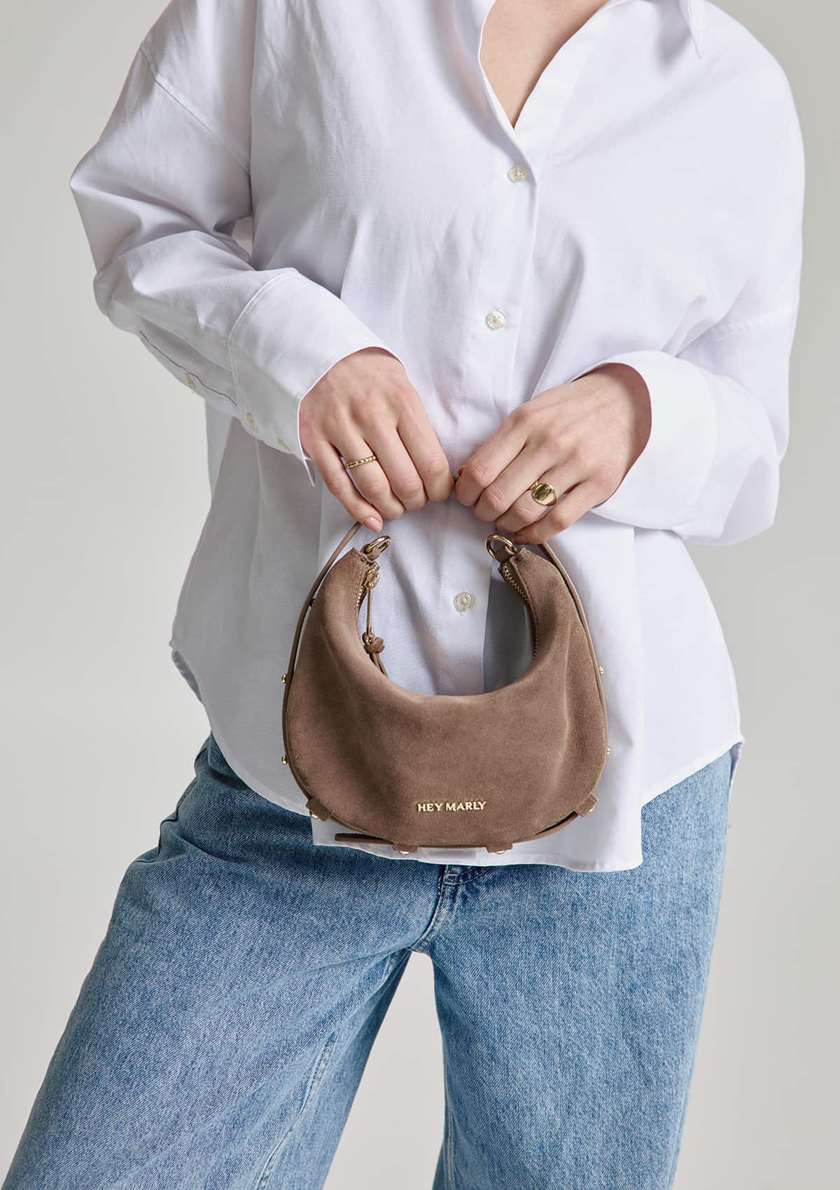 Tragebild mit Model auf neutralem Hintergrund des Produktes Lifetime Sister Suede S in der Farbe Mocha in der Größe S