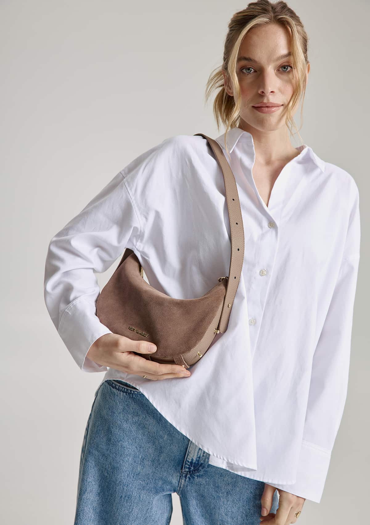 Tragebild mit Model auf neutralem Hintergrund des Produktes Lifetime Sister Suede S in der Farbe Mocha in der Größe S