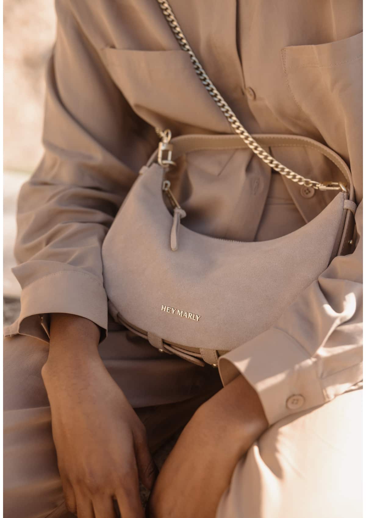 Tragebild mit Model auf neutralem Hintergrund des Produktes Lifetime Sister Suede S in der Farbe Sand in der Größe S