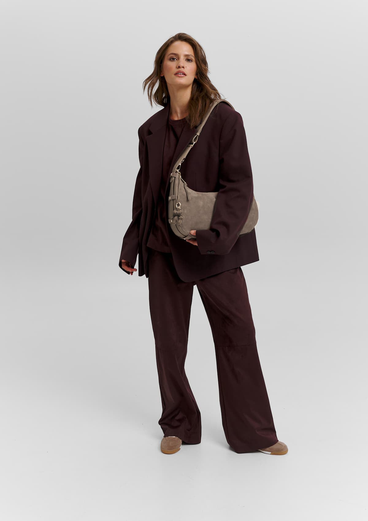 Tragebild mit Model auf neutralem Hintergrund des Produktes Lifetime Sister Suede M in der Farbe Mocha in der Größe M