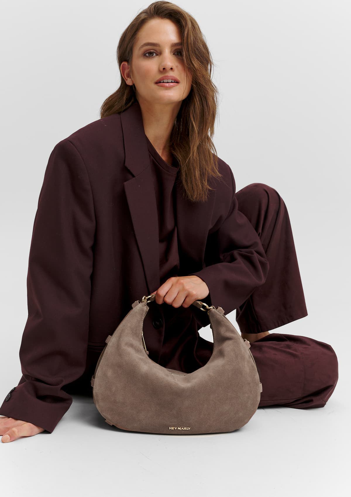 Tragebild mit Model auf neutralem Hintergrund des Produktes Lifetime Sister Suede M in der Farbe Mocha in der Größe M