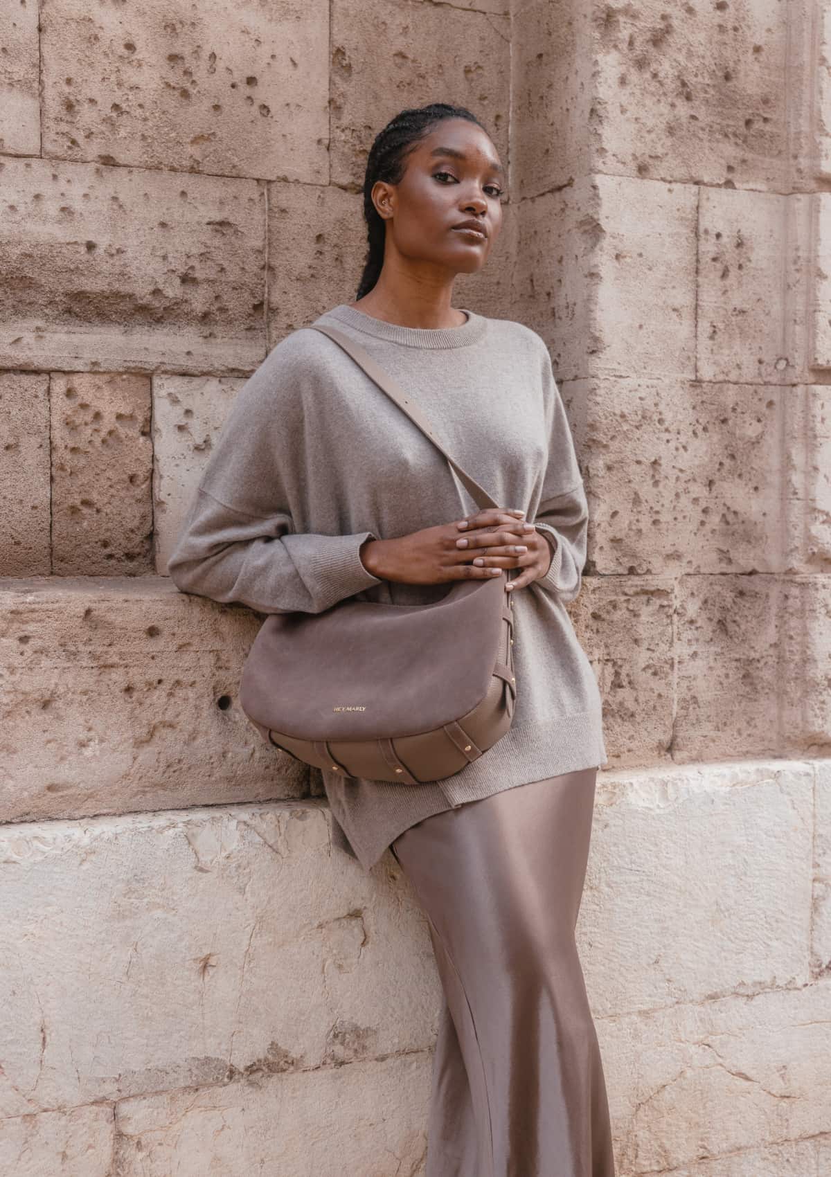 Tragebild mit Model auf neutralem Hintergrund des Produktes Lifetime Sister Suede M in der Farbe Mocha in der Größe M