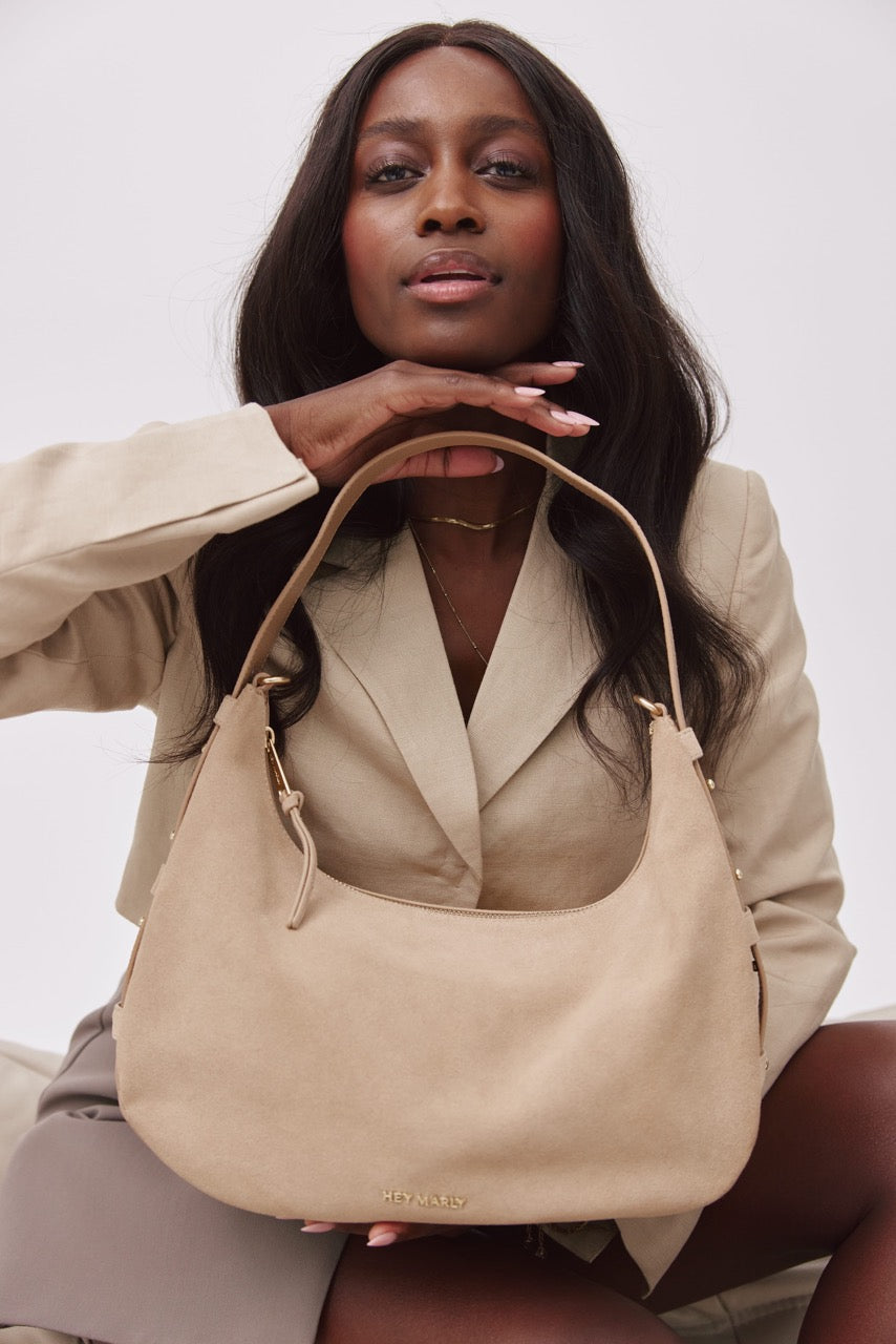 Tragebild mit Model auf neutralem Hintergrund des Produktes Lifetime Sister Suede M in der Farbe Sand in der Größe M