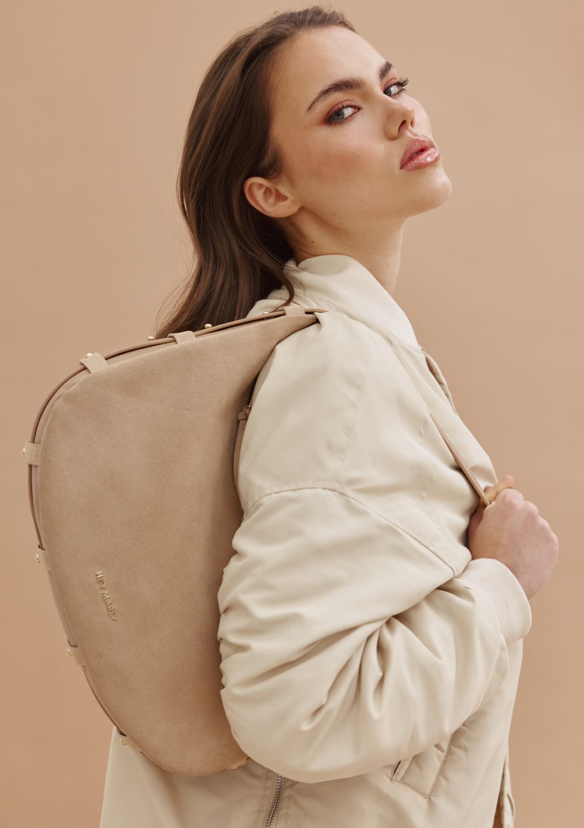 Tragebild mit Model auf neutralem Hintergrund des Produktes Lifetime Sister Suede M in der Farbe Sand in der Größe M
