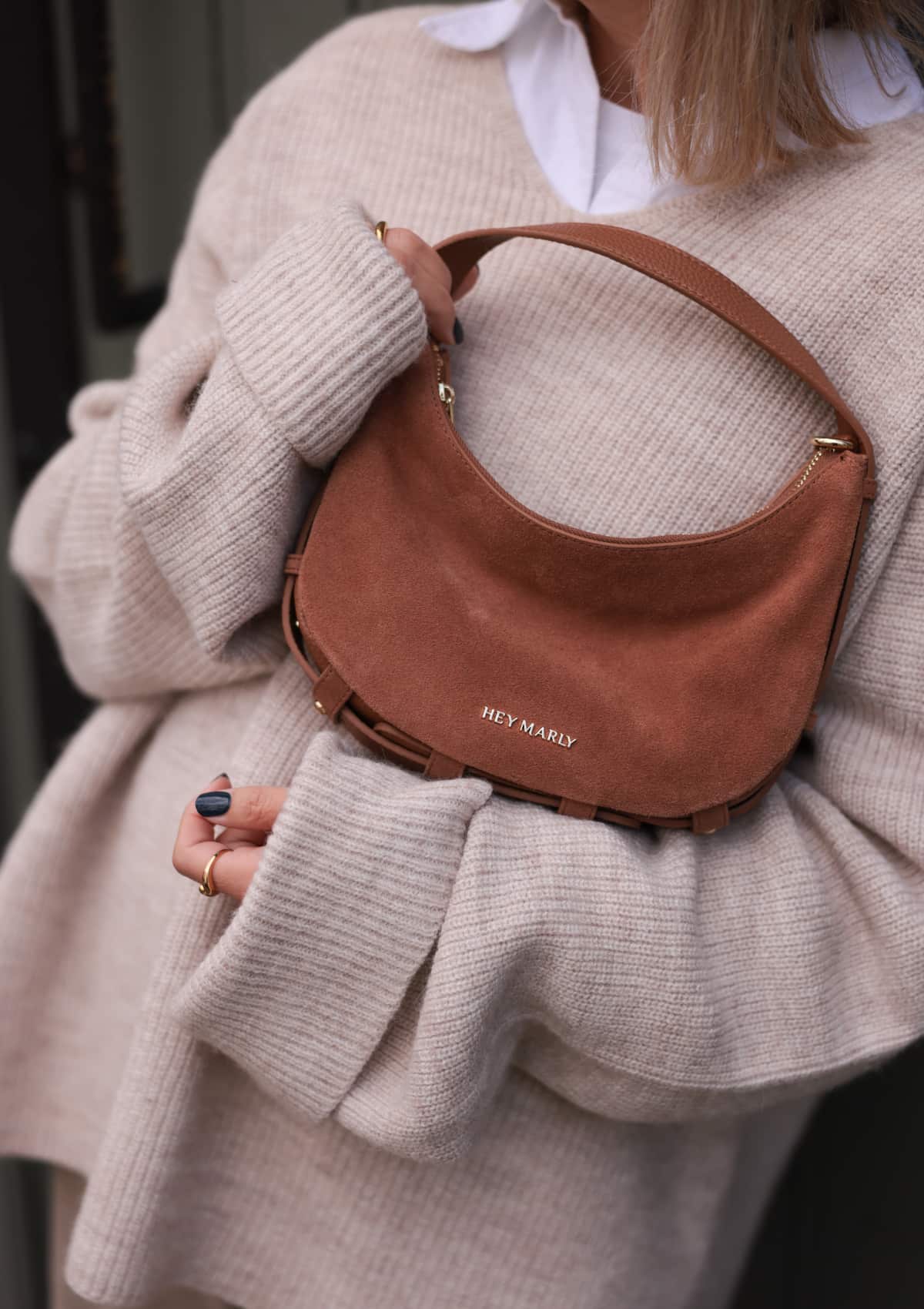 Tragebild mit Model auf neutralem Hintergrund des Produktes Lifetime Sister Suede S in der Farbe Cognac in der Größe S