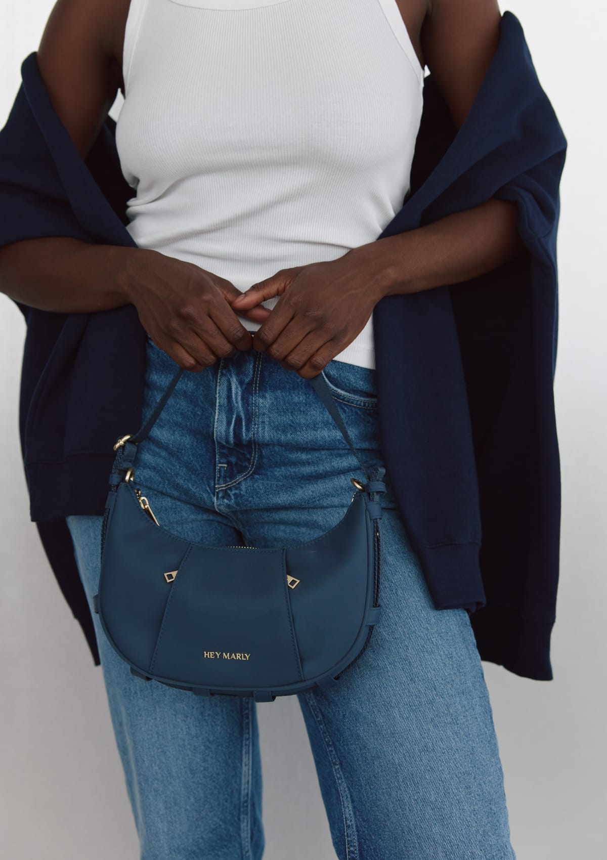 Tragebild mit Model auf neutralem Hintergrund des Produktes Lifetime Sister Nylon S in der Farbe Blue in der Größe S