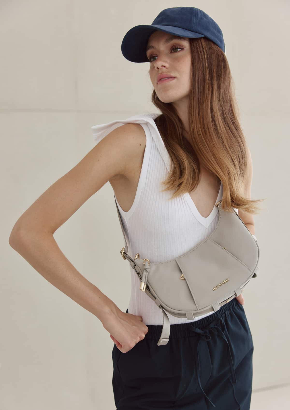 Tragebild mit Model auf neutralem Hintergrund des Produktes Lifetime Sister Nylon S in der Farbe Greige in der Größe S