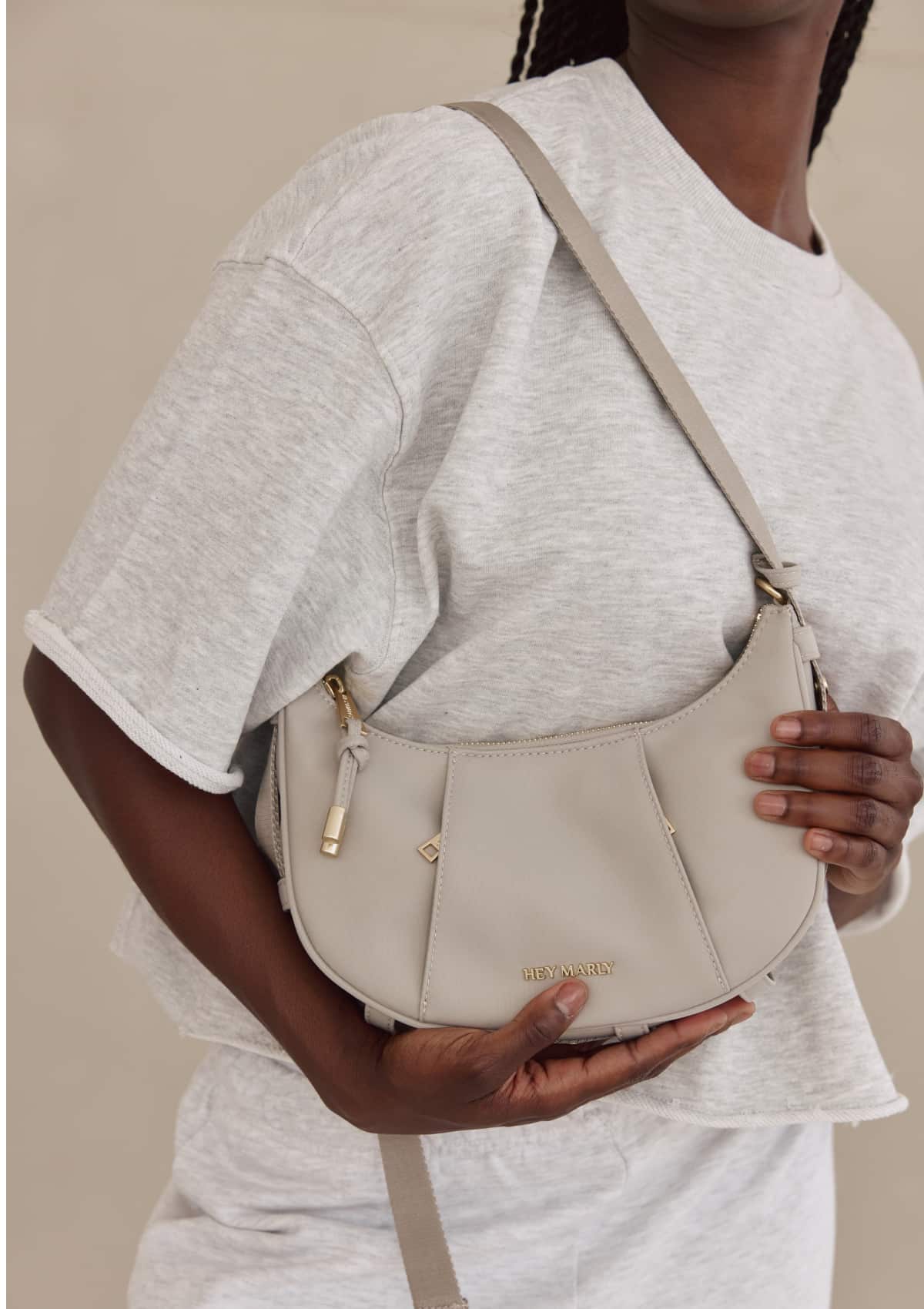 Tragebild mit Model auf neutralem Hintergrund des Produktes Lifetime Sister Nylon S in der Farbe Greige in der Größe S