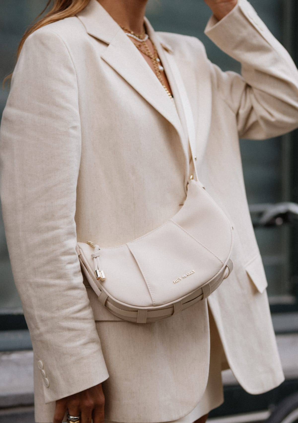 Tragebild mit Model auf neutralem Hintergrund des Produktes Lifetime Sister Nylon S in der Farbe Crema in der Größe S