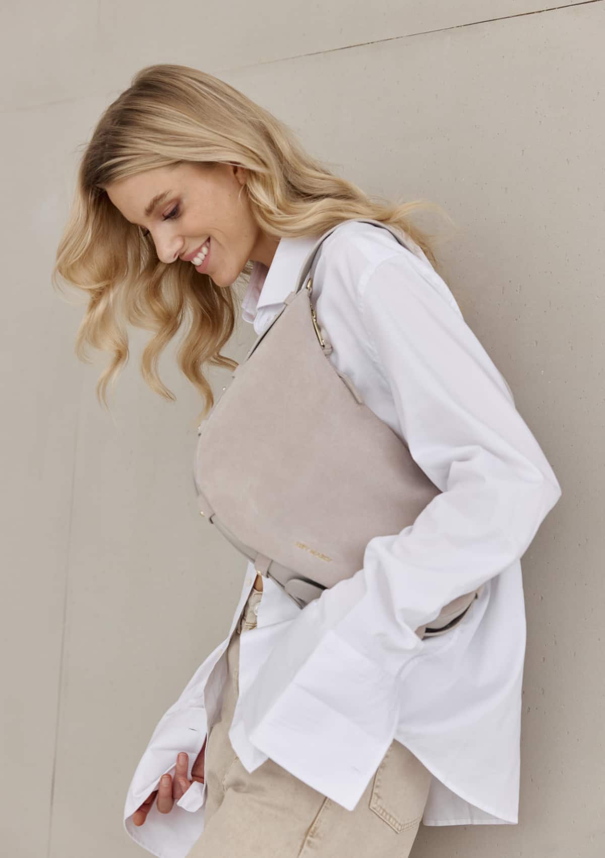 Tragebild mit Model auf neutralem Hintergrund des Produktes Lifetime Sister Suede M in der Farbe Greige in der Größe M