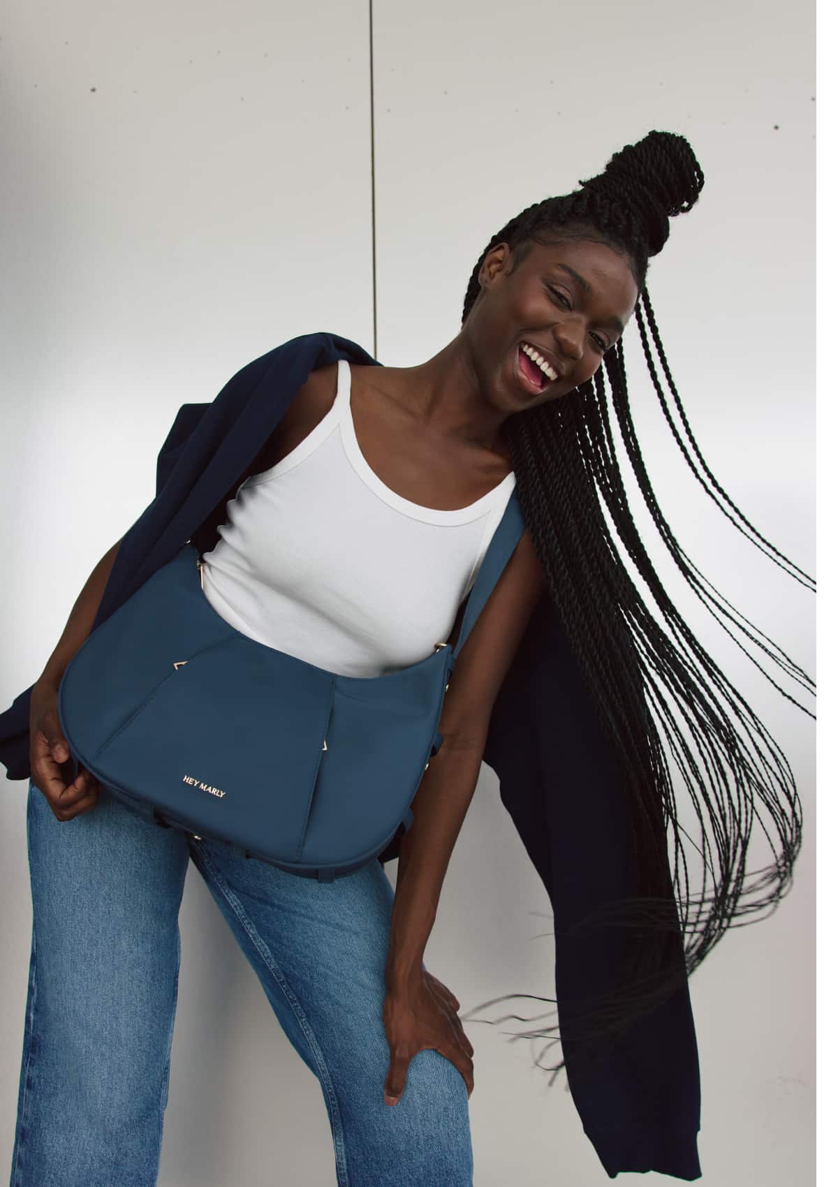 Tragebild mit Model auf neutralem Hintergrund des Produktes Lifetime Sister Nylon M in der Farbe Blue in der Größe M