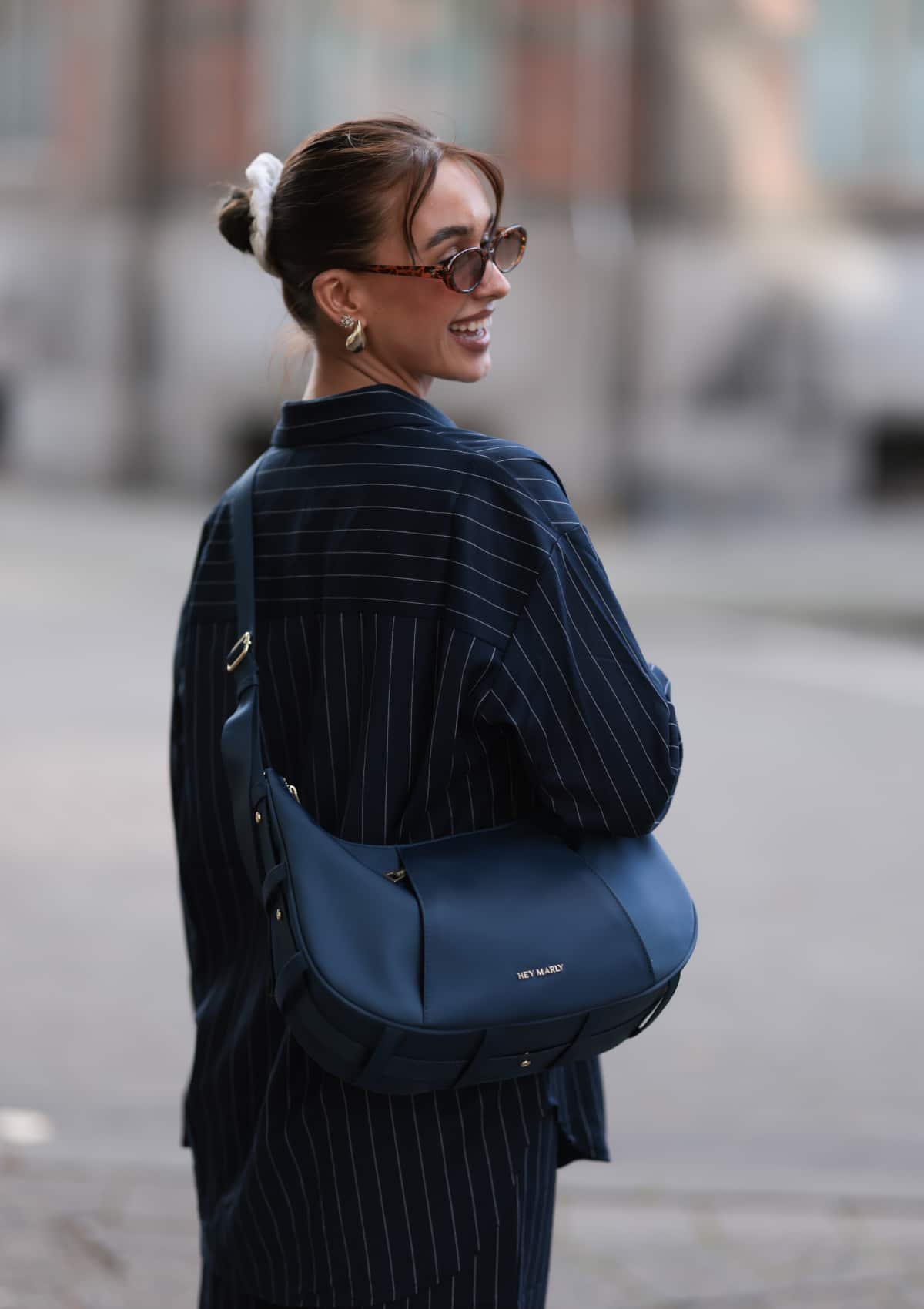 Tragebild mit Model auf neutralem Hintergrund des Produktes Lifetime Sister Nylon M in der Farbe Blue in der Größe M