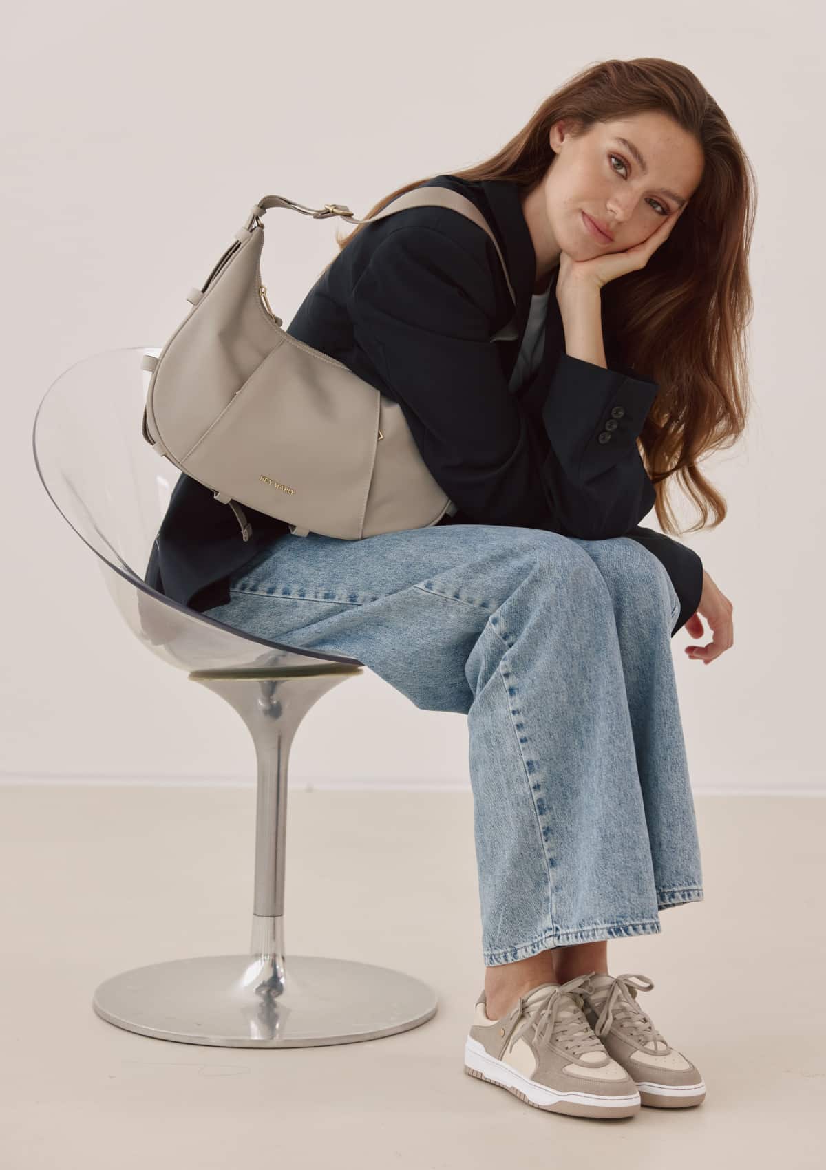 Tragebild mit Model auf neutralem Hintergrund des Produktes Lifetime Sister Nylon M in der Farbe Greige in der Größe M