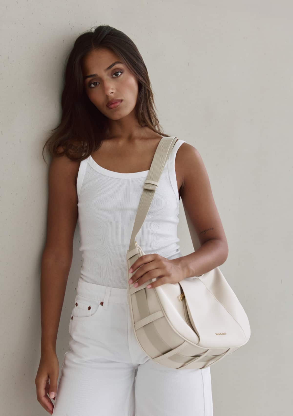 Tragebild mit Model auf neutralem Hintergrund des Produktes Lifetime Sister Nylon M in der Farbe Crema in der Größe M