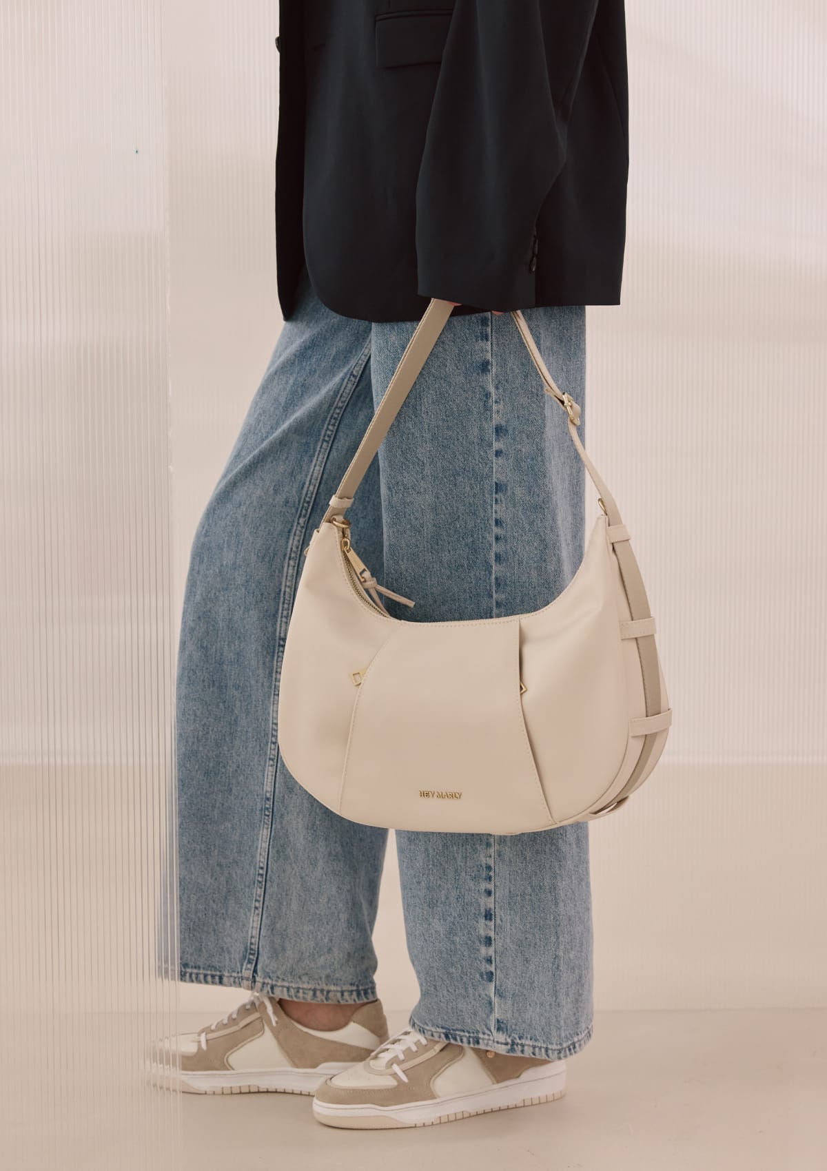 Tragebild mit Model auf neutralem Hintergrund des Produktes Lifetime Sister Nylon M in der Farbe Crema in der Größe M