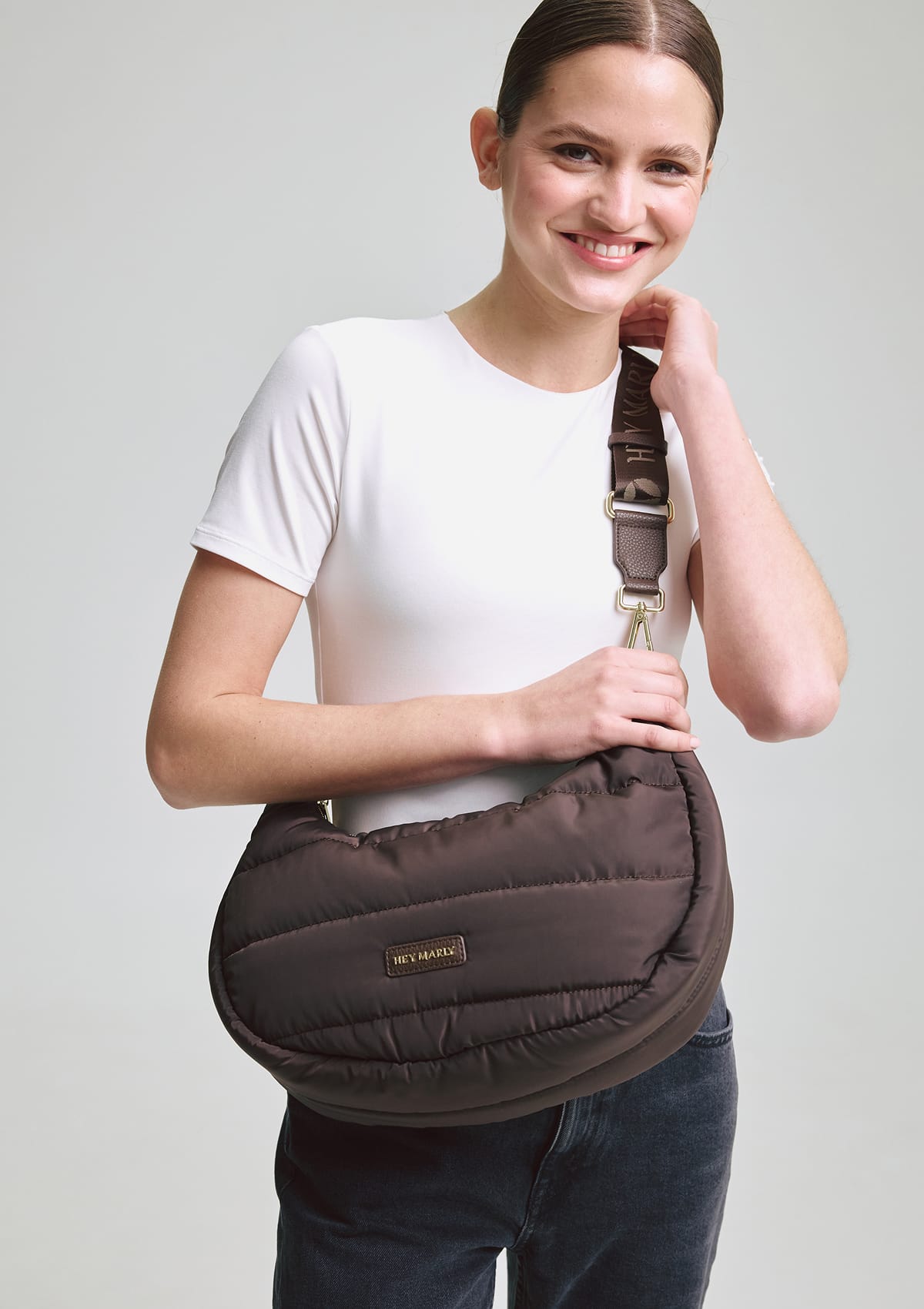 Tragebild mit Model auf neutralem Hintergrund des Produktes Lifetime Buddy M in der Farbe Coffee in der Größe M