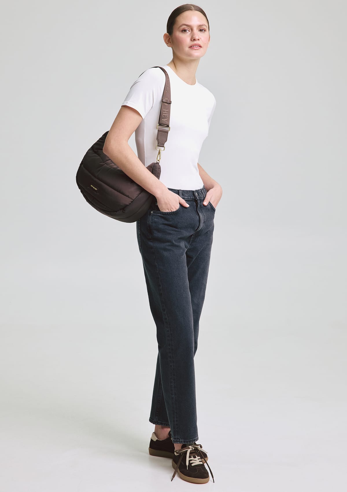 Tragebild mit Model auf neutralem Hintergrund des Produktes Lifetime Buddy M in der Farbe Coffee in der Größe M