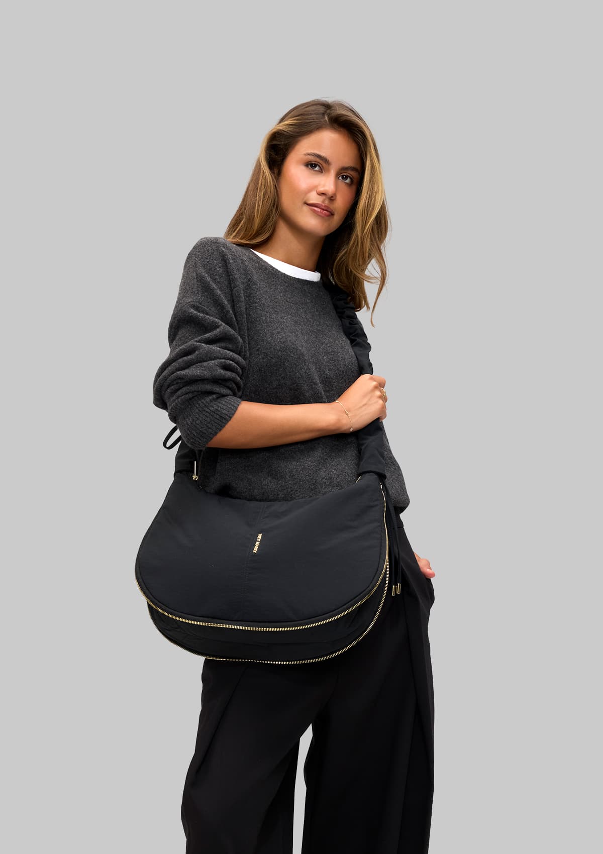 Tragebild mit Model auf neutralem Hintergrund des Produktes Easy Buddy M in der Farbe Black in der Größe M