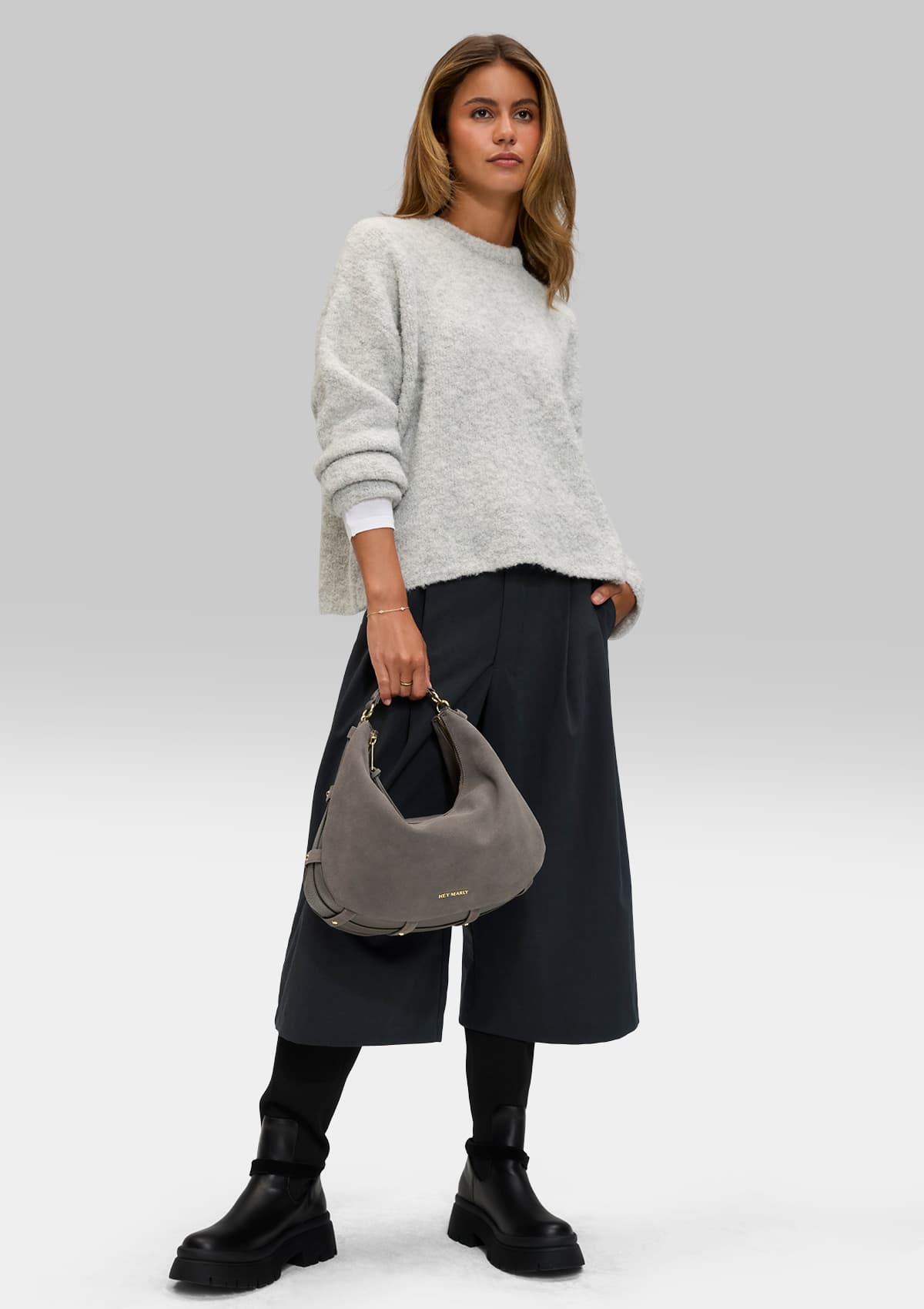 Tragebild mit Model auf neutralem Hintergrund des Produktes Lifetime Sister Suede M in der Farbe Grey in der Größe M