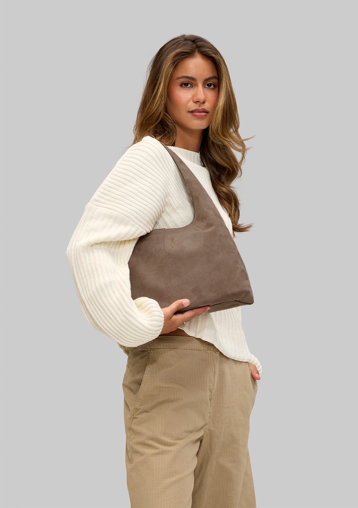 Tragebild mit Model auf neutralem Hintergrund des Produktes Alltime Lover Suede M in der Farbe Mocha in der Größe M