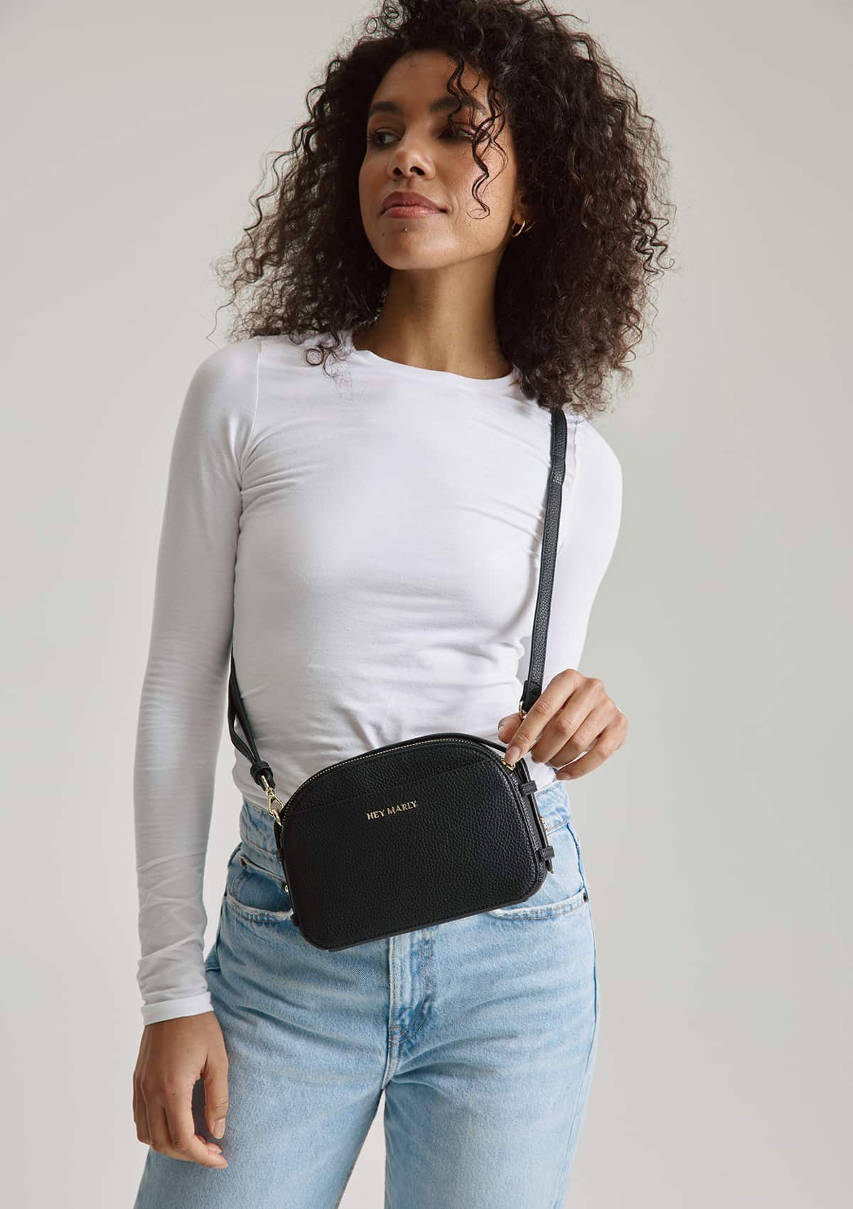 Tragebild mit Model auf neutralem Hintergrund des Produktes Style Mate in der Farbe Black