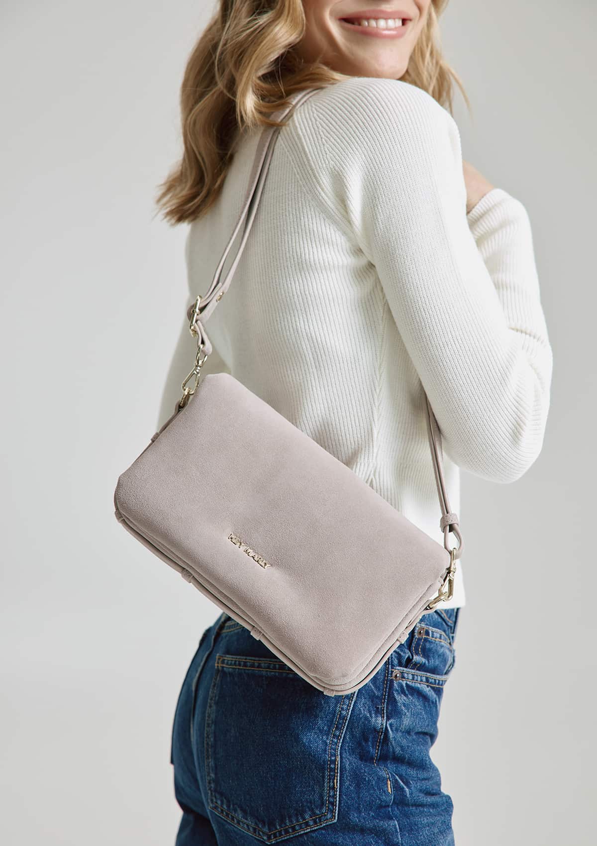 Tragebild mit Model auf neutralem Hintergrund des Produktes Sassy Sister Suede in der Farbe Greige
