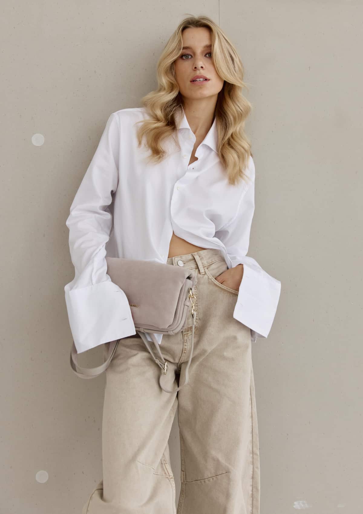 Tragebild mit Model auf neutralem Hintergrund des Produktes Sassy Sister Suede in der Farbe Greige