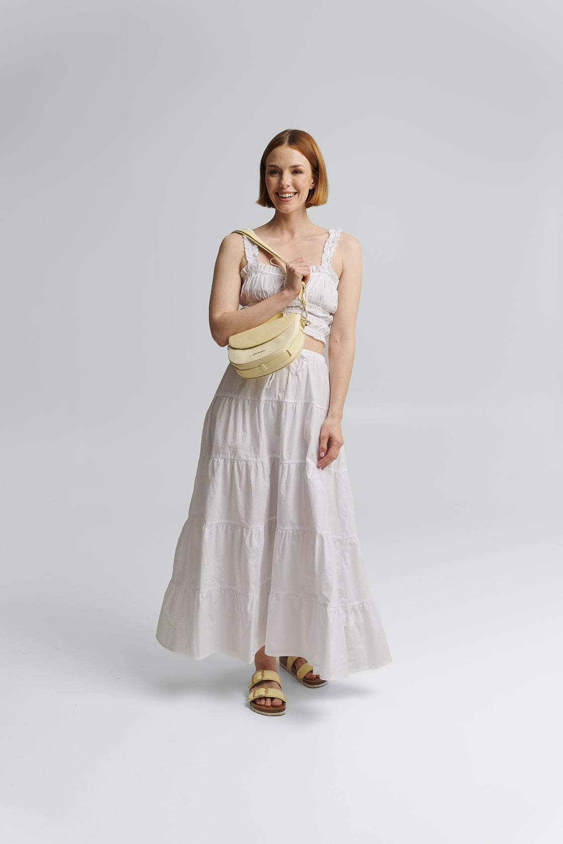 Tragebild mit Model auf neutralem Hintergrund des Produktes Soul Sister in der Farbe Yellow Light