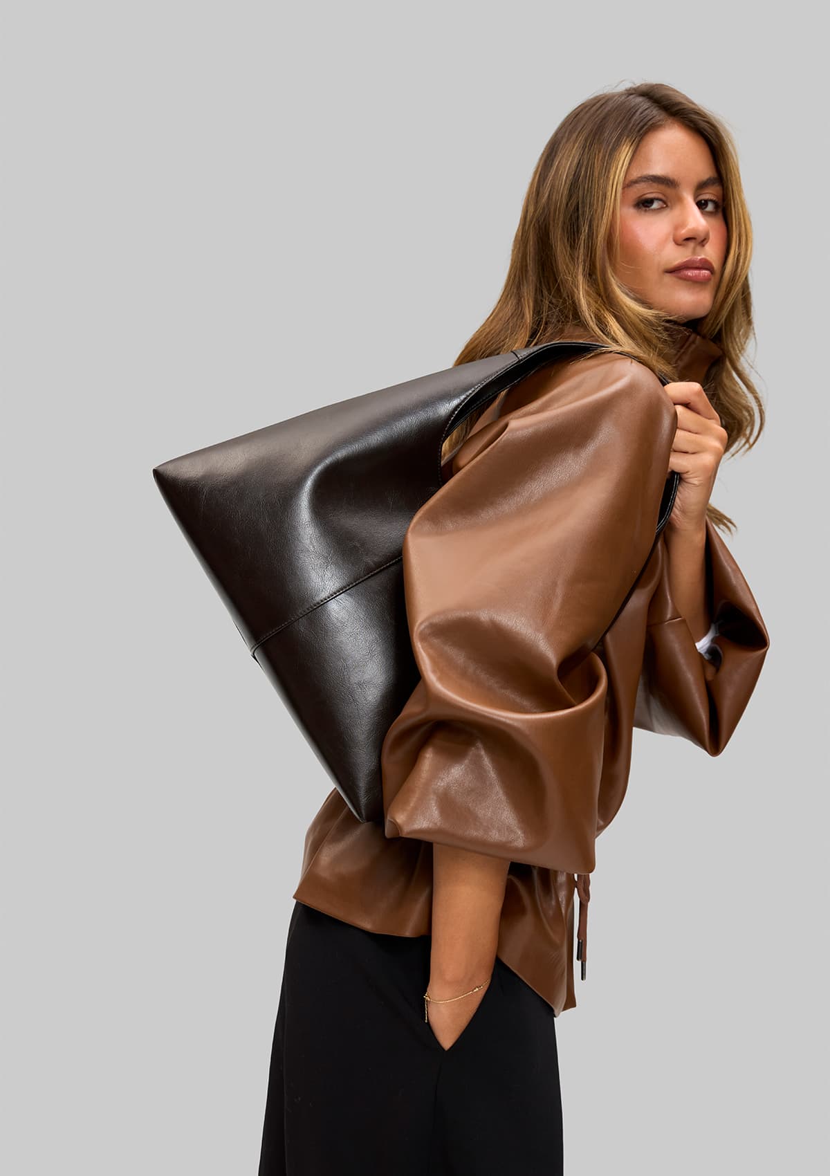 Tragebild mit Model auf neutralem Hintergrund des Produktes Alltime Lover Glossy M in der Farbe Coffee in der Größe M