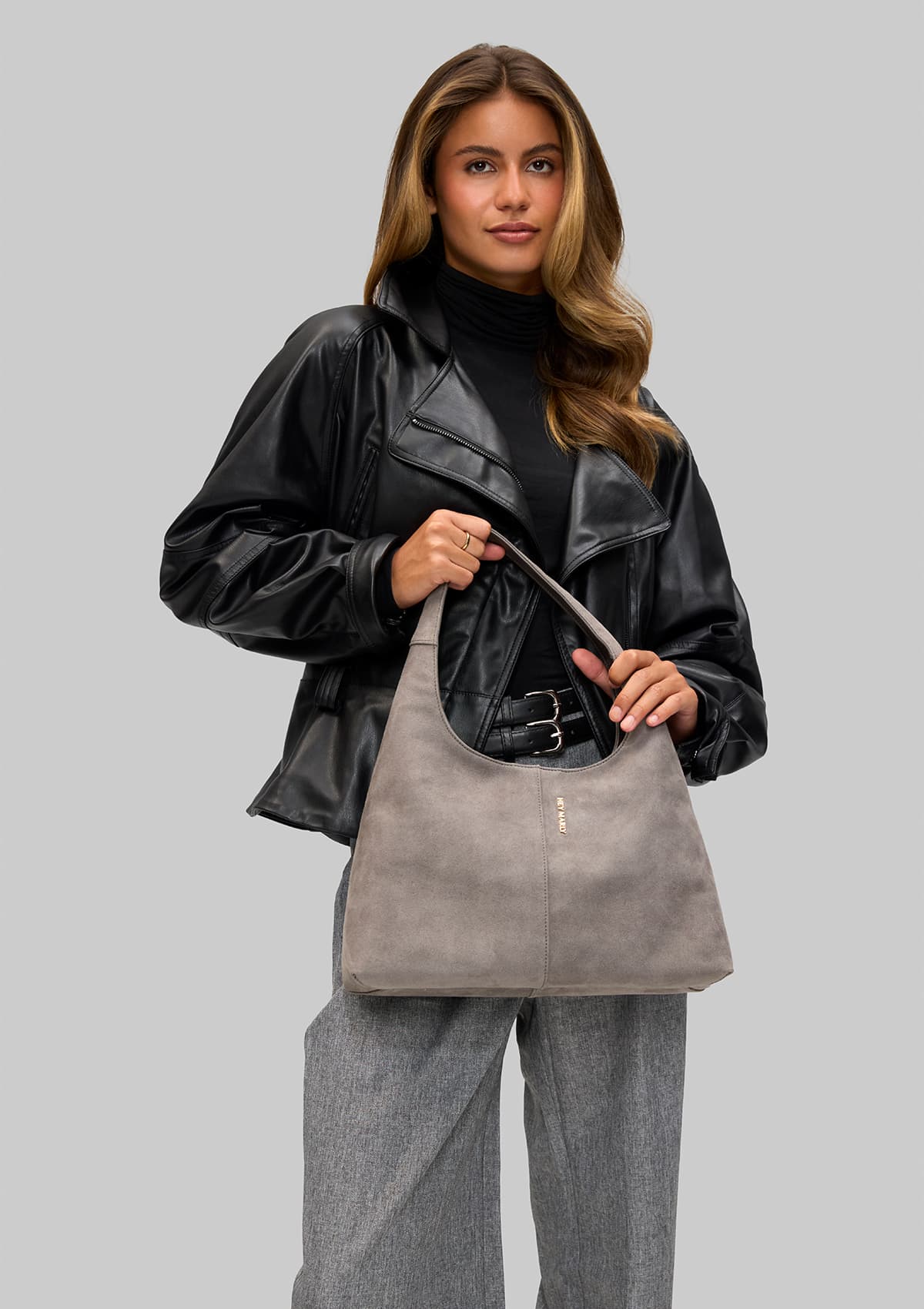 Tragebild mit Model auf neutralem Hintergrund des Produktes Alltime Lover Suede M in der Farbe Grey in der Größe M