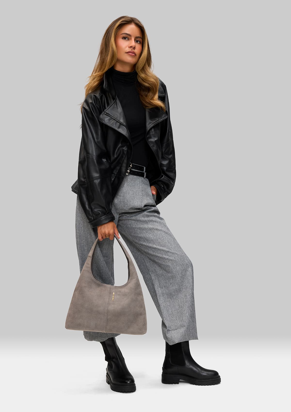 Tragebild mit Model auf neutralem Hintergrund des Produktes Alltime Lover Suede M in der Farbe Grey in der Größe M