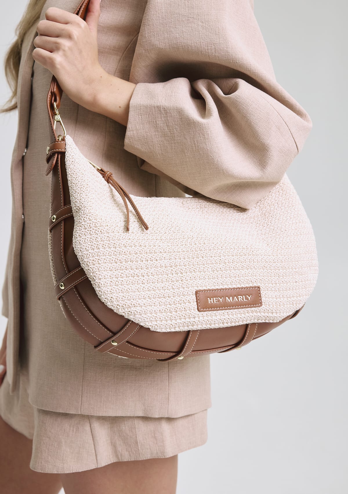 Tragebild mit Model auf neutralem Hintergrund des Produktes Lifetime Sister Straw M in der Farbe Crema-Cognac in der Größe M