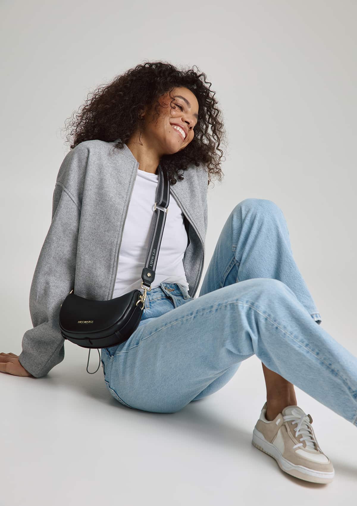 Tragebild mit Model auf neutralem Hintergrund des Produktes Sporty Sister in der Farbe Black