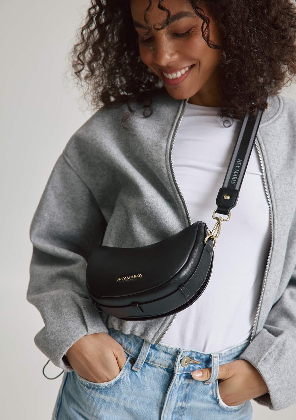 Tragebild mit Model auf neutralem Hintergrund des Produktes Sporty Sister in der Farbe Black