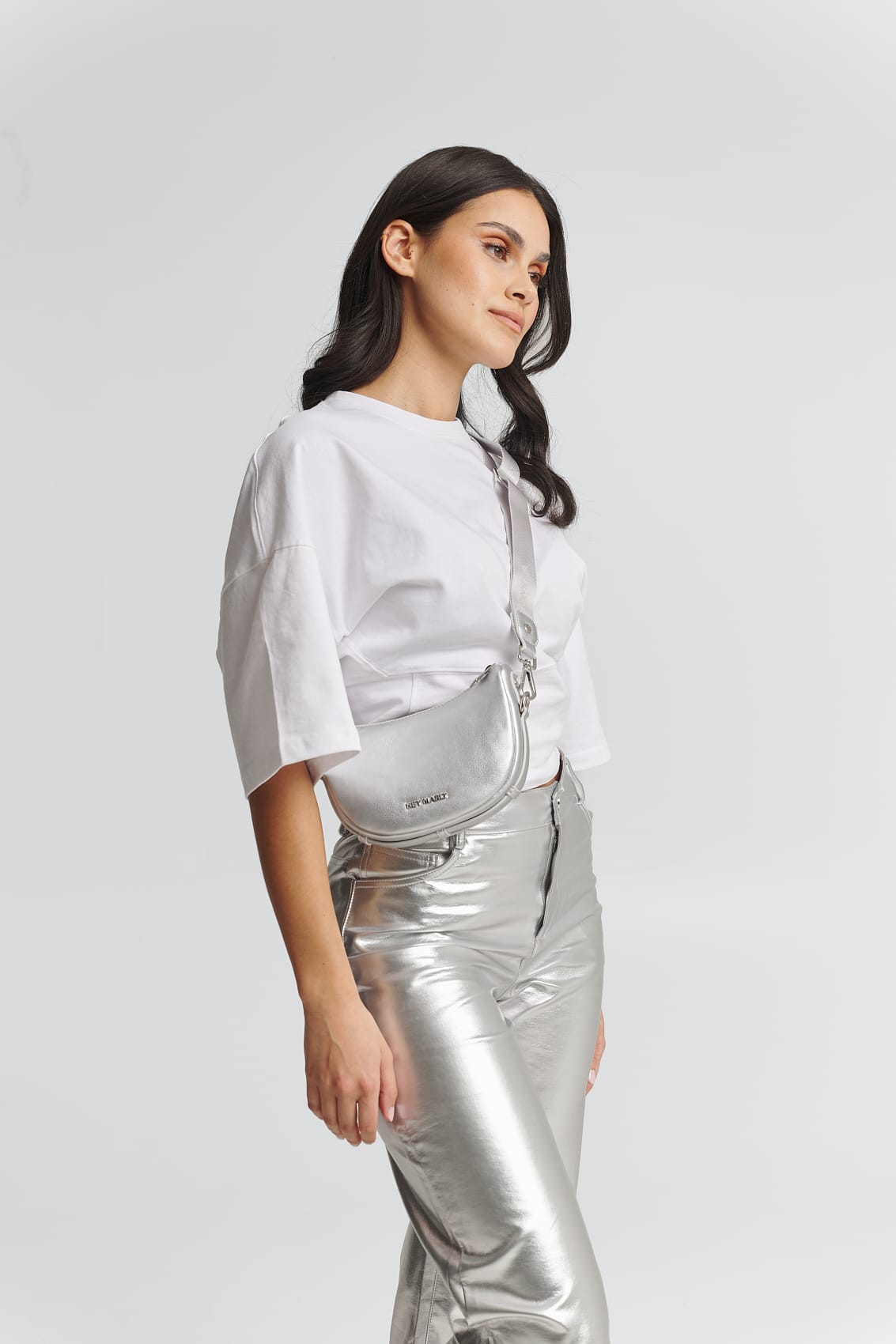 Tragebild mit Model auf neutralem Hintergrund des Produktes Sporty Sister in der Farbe Silver