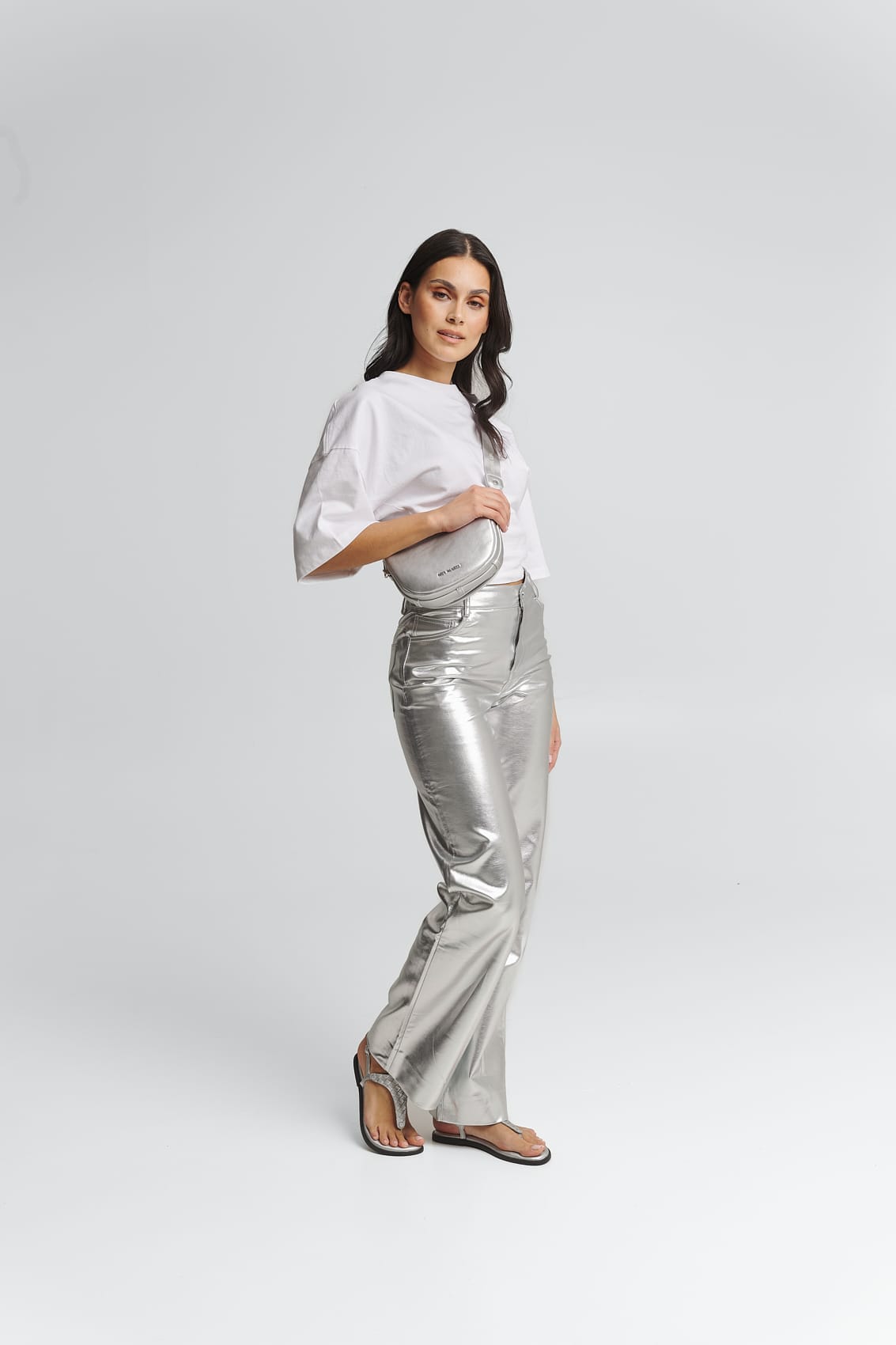 Tragebild mit Model auf neutralem Hintergrund des Produktes Sporty Sister in der Farbe Silver