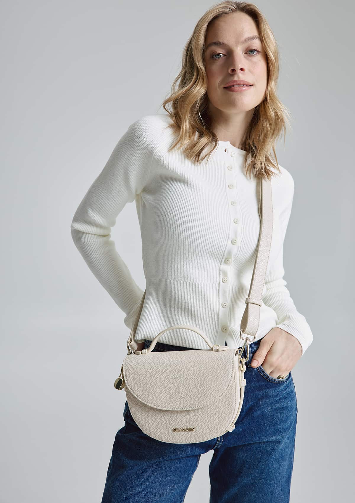 Tragebild mit Model auf neutralem Hintergrund des Produktes Soul Sister in der Farbe Crema