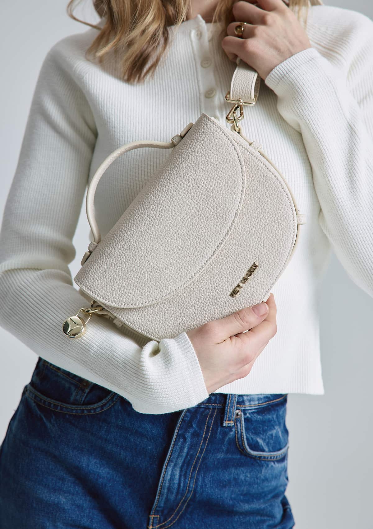 Tragebild mit Model auf neutralem Hintergrund des Produktes Soul Sister in der Farbe Crema