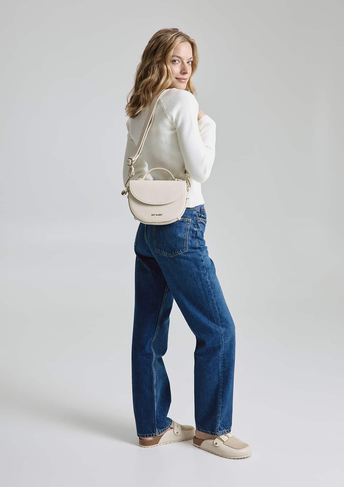 Tragebild mit Model auf neutralem Hintergrund des Produktes Soul Sister in der Farbe Crema