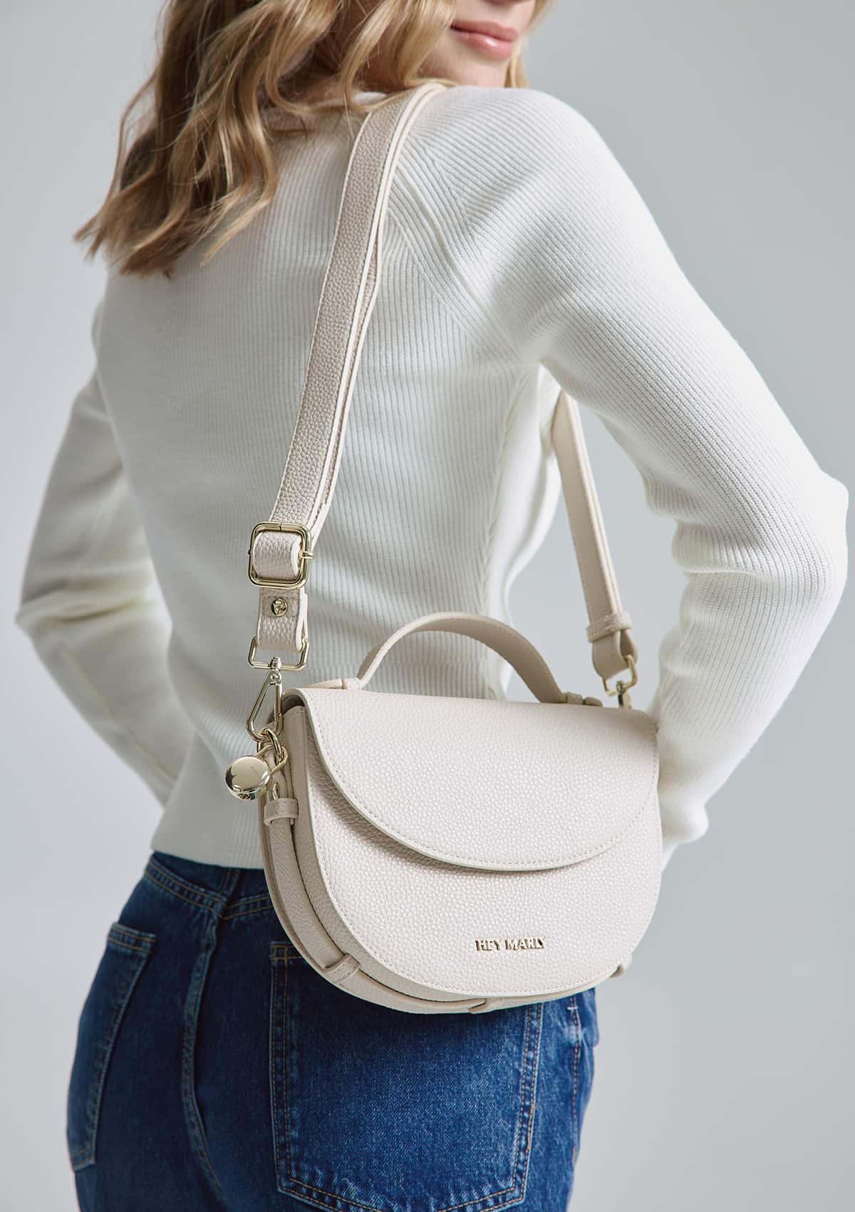 Tragebild mit Model auf neutralem Hintergrund des Produktes Soul Sister in der Farbe Crema