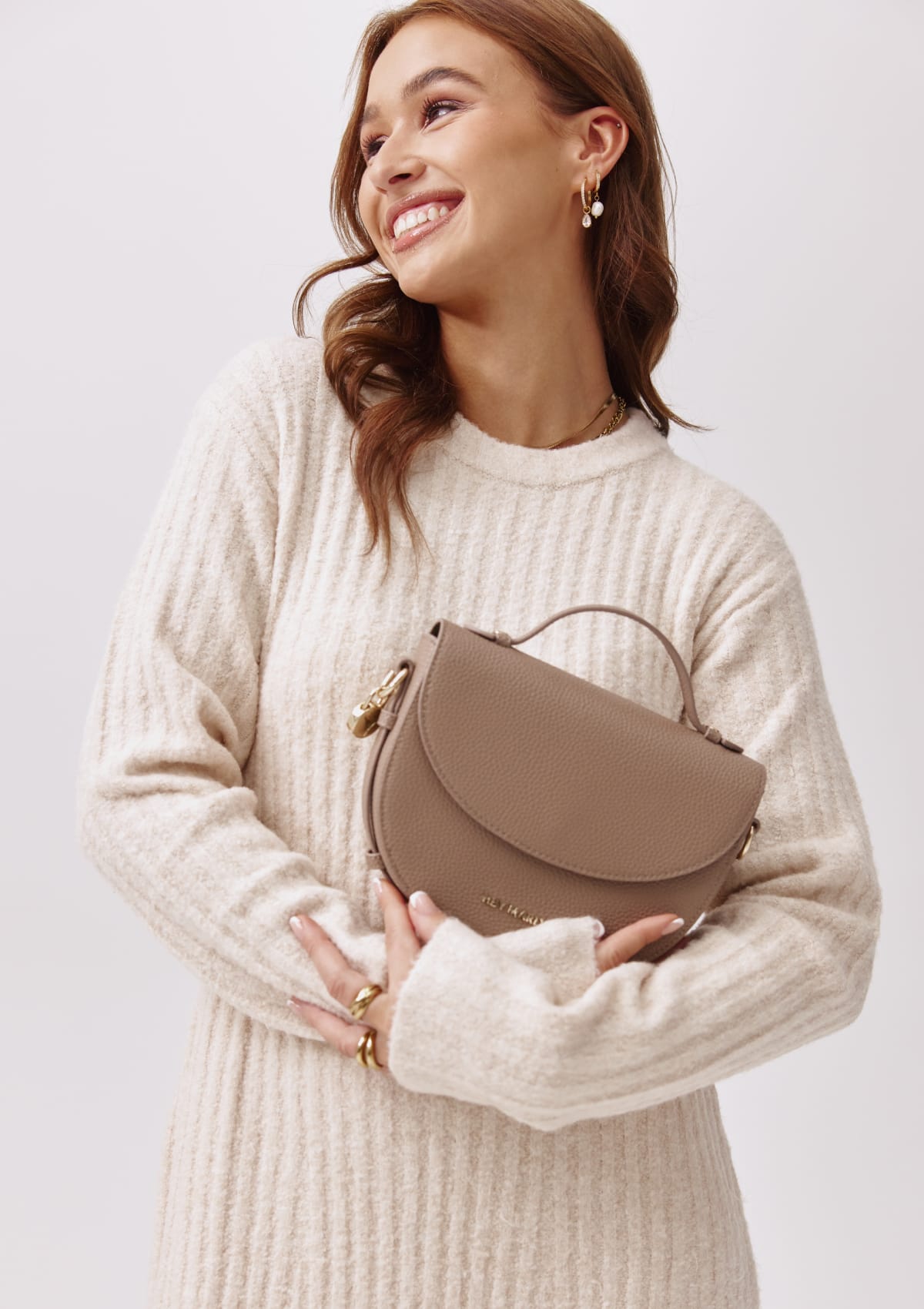 Tragebild mit Model auf neutralem Hintergrund des Produktes Soul Sister in der Farbe Mocha