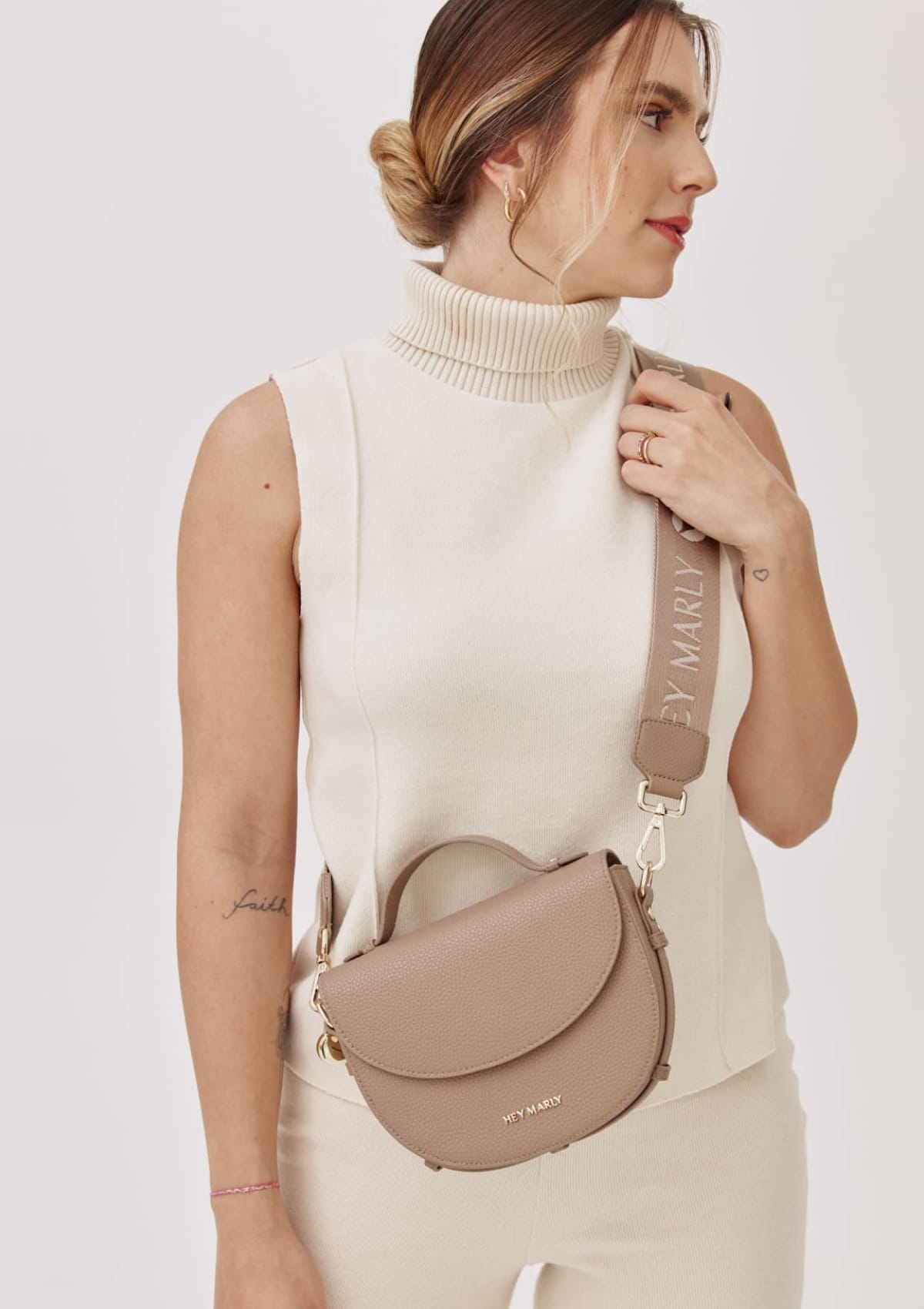 Tragebild mit Model auf neutralem Hintergrund des Produktes Soul Sister in der Farbe Mocha