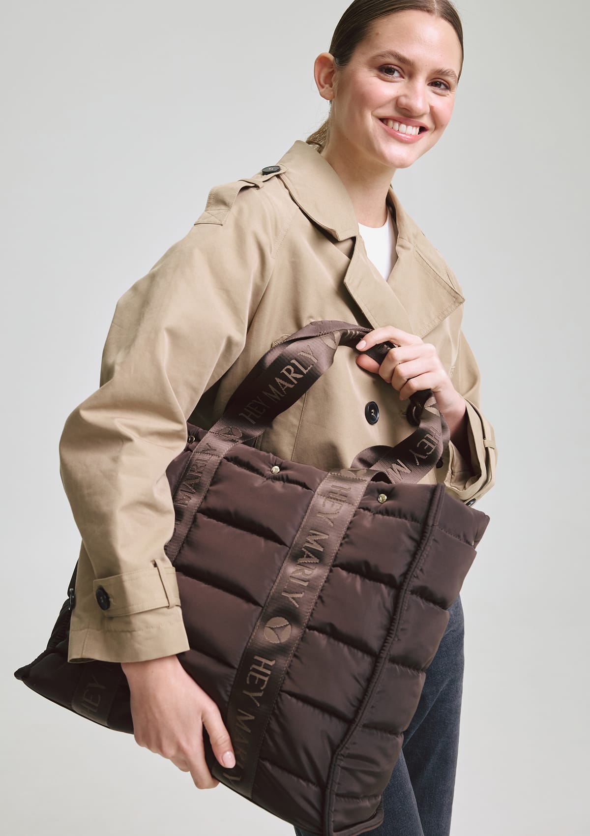 Tragebild mit Model auf neutralem Hintergrund des Produktes Best Buddy in der Farbe Coffee