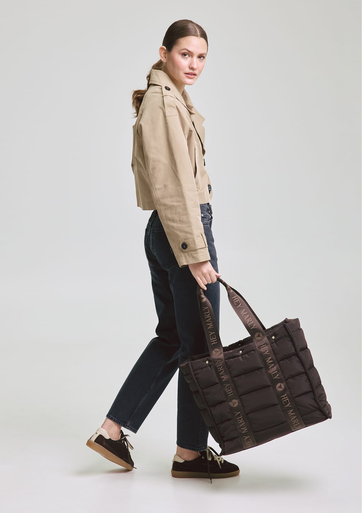 Tragebild mit Model auf neutralem Hintergrund des Produktes Best Buddy in der Farbe Coffee